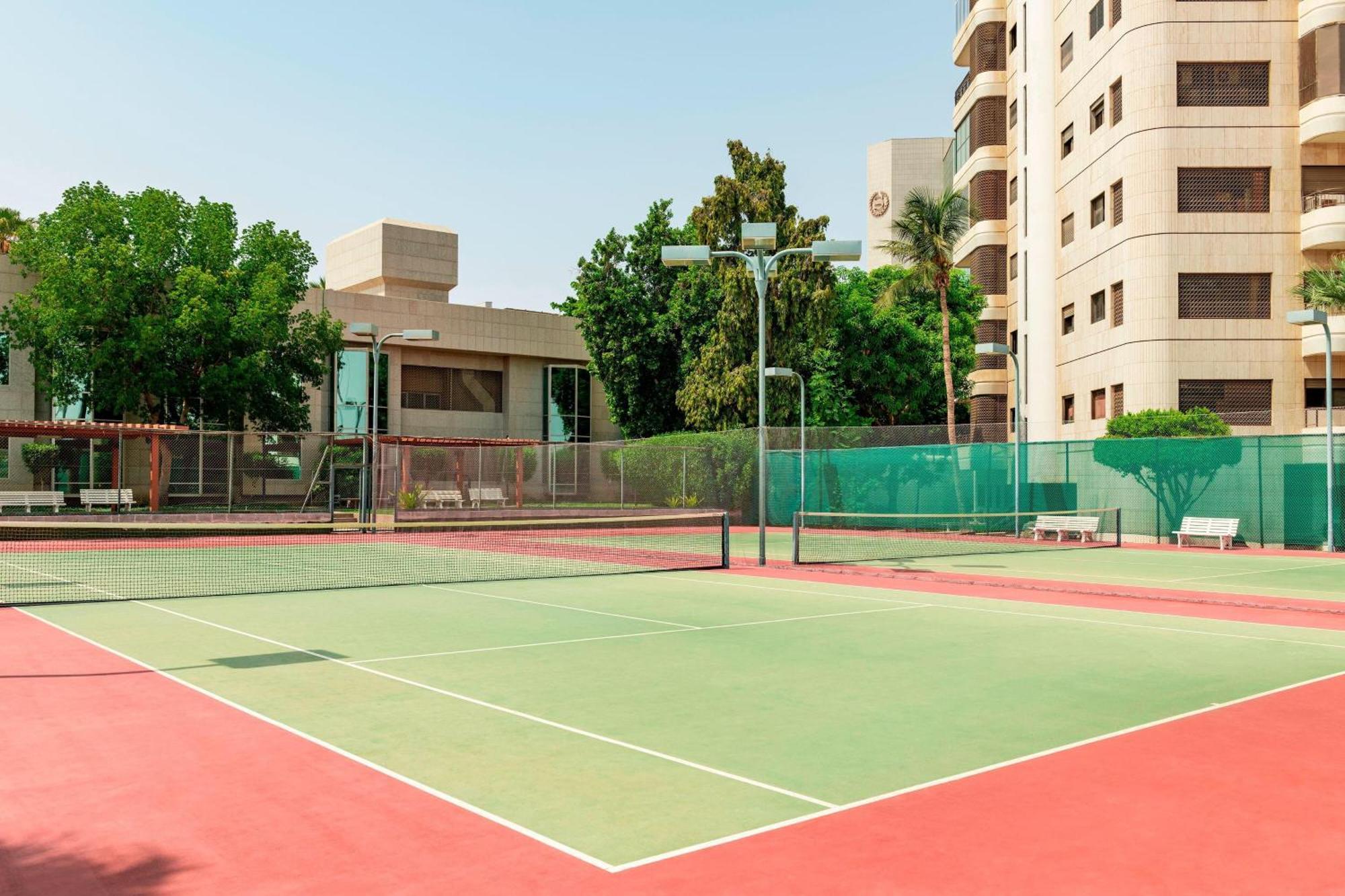 Sheraton Jeddah Hotel - Saudi Brothers Commercial Company Branch Exterior foto Tennis courts at the American Club